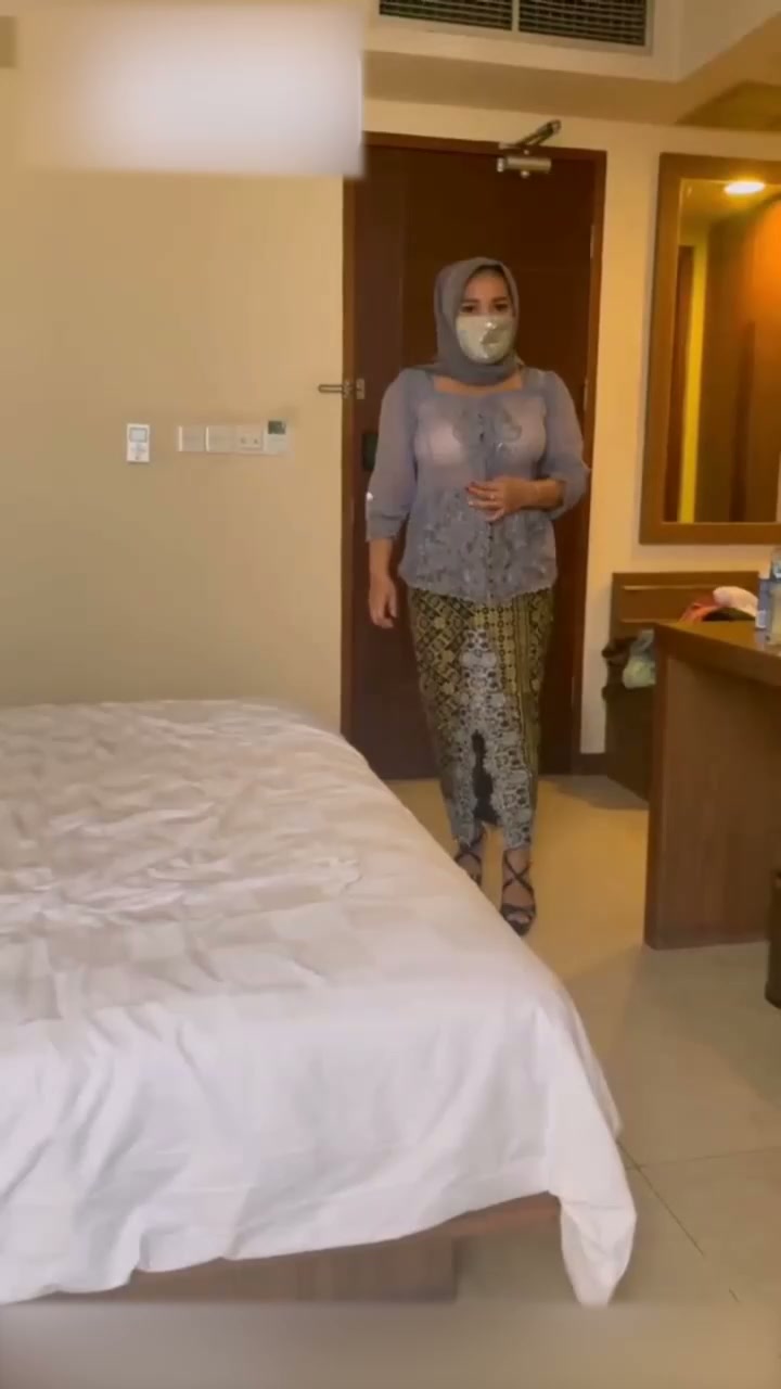 Bunda berkebaya jilbab memuaskan langganan