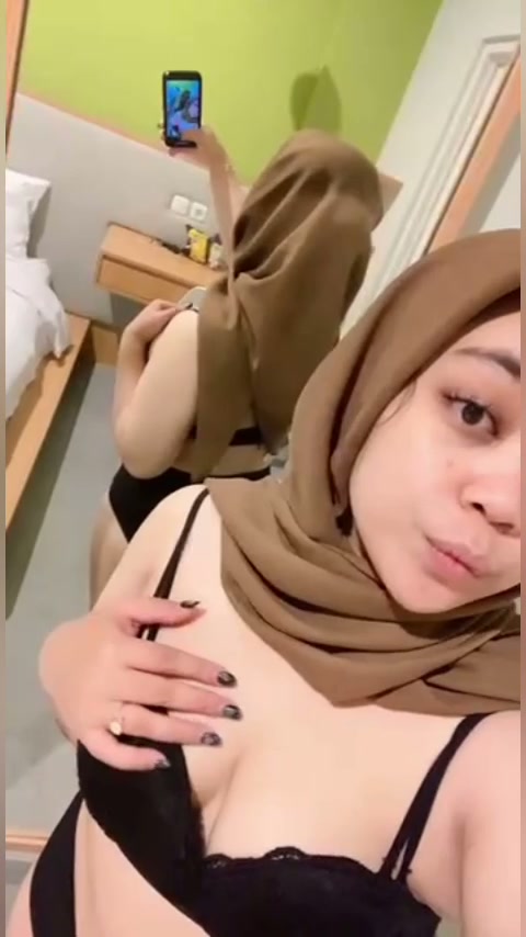 Yuli alter jilbab terbaru – Main tete sambil nunggu abang grabnya Dateng – DoodStream.mp4