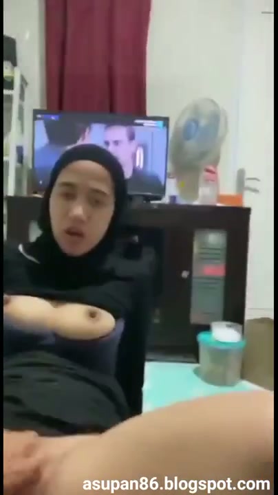 Bokep jilbab hijau ngewe di depan tv sampai mangap