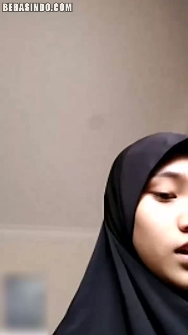 2020-Bokep-Indo-VCS-Aisyah-ABG-Hijab-Baju-Merah