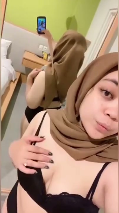 Yuli alter jilbab terbaru – Main tete sambil nunggu abang grabnya Dateng.mp4