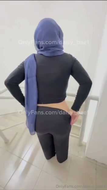 Ewe Hijabers Montok Mulus Banget Di Tangga.mp4