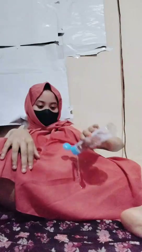 Hijabers Colmek Pake Timun Keluar Cairan