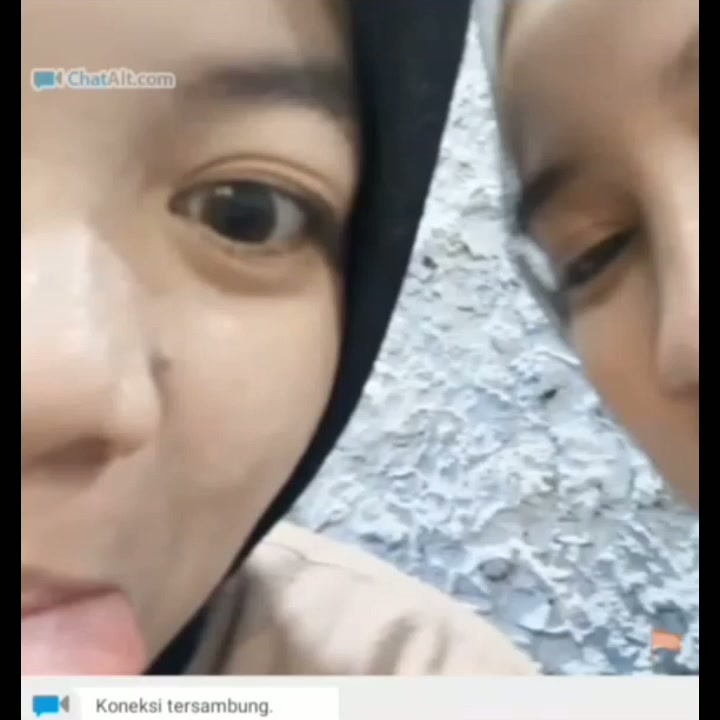 Ometv sihijab cantik dan temennya tergoda pisang jumbo