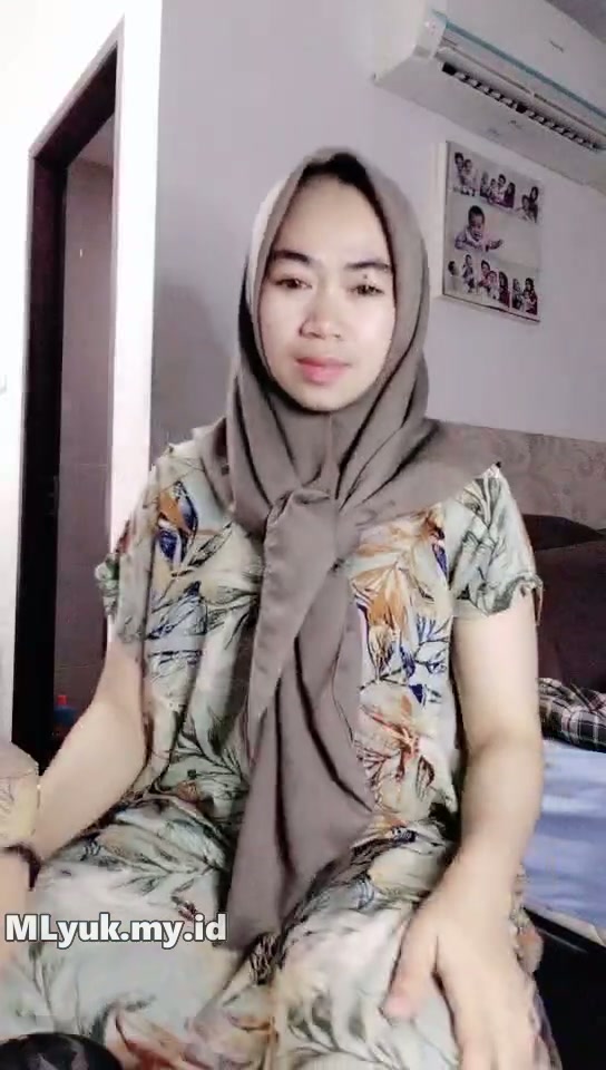 Tante Hijab Goyang Ngangkang Tutor Sepong.mp4